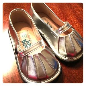 Brand new Itzy Bitzy-squeaky girl toddler shoes