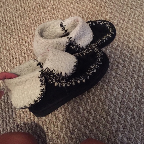 MIA Fuzzy Moccasins - Picture 1 of 4