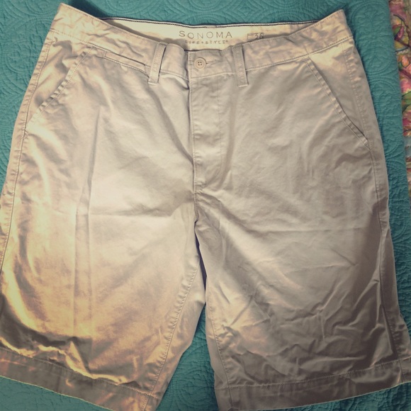 Men's like new khaki shorts!