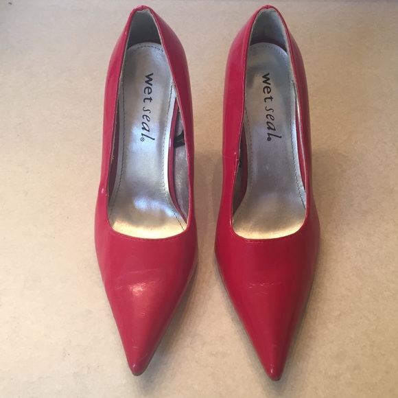 Bright Red, pointed toe heel - Picture 2 of 3
