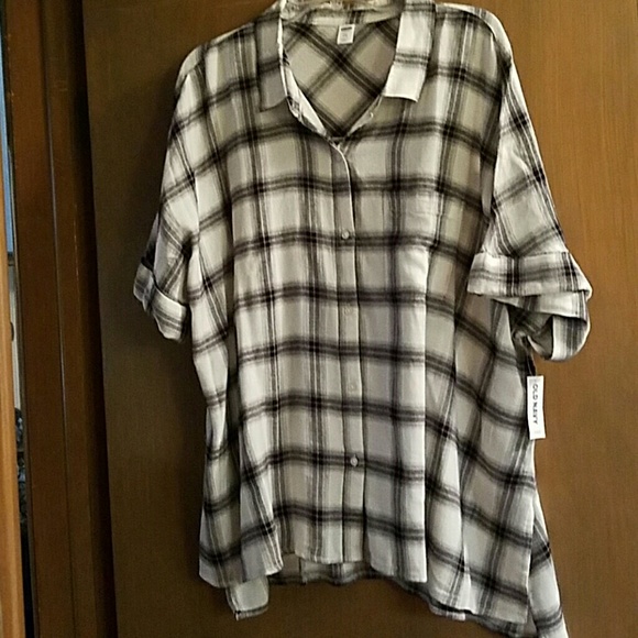 Great lightweight button down shirt NWT Old Navy