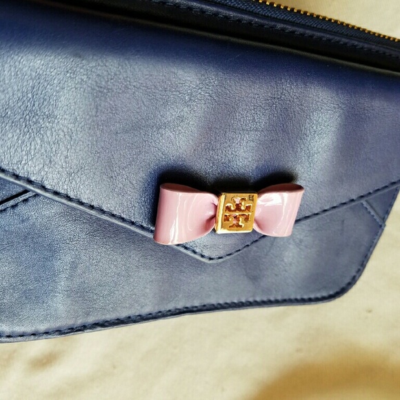 tory burch/ bow smartphone wristlet - Picture 2 of 4