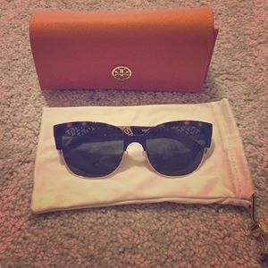 Excellent condition Tory Burch Sunglass!