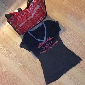Lululemon "Breathe Deeply" v-neck tee sz 8
