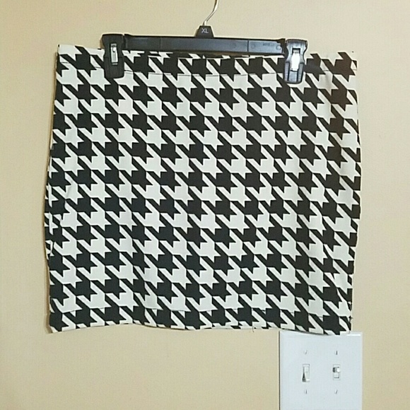 Hounds tooth skirt