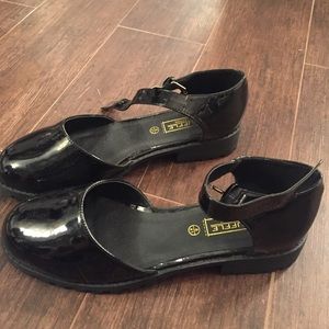 Black flat Mary Jane type shoes