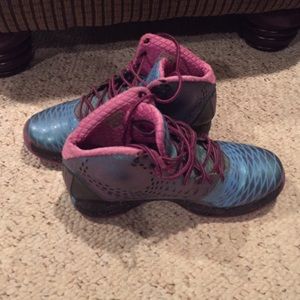 Adidas sized 6 and a half d rose shoes