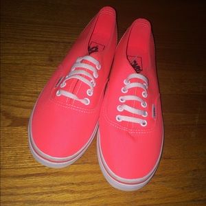 Brand New Women's Vans size 7!!