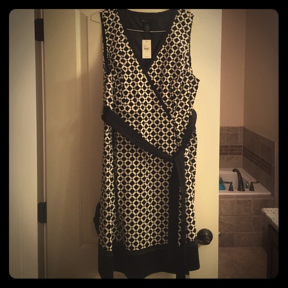 🎉🎉HP🎉🎉Sleeveless black & white geo print dress