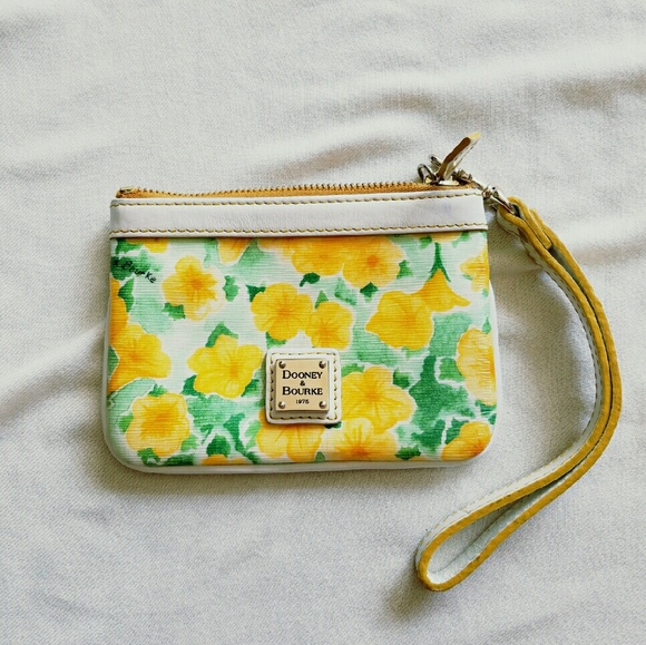 Dooney & Bourke Handbags - 🎉HP🎉 9/14 DOONEY & BOURKE Petunia Small Wristlet