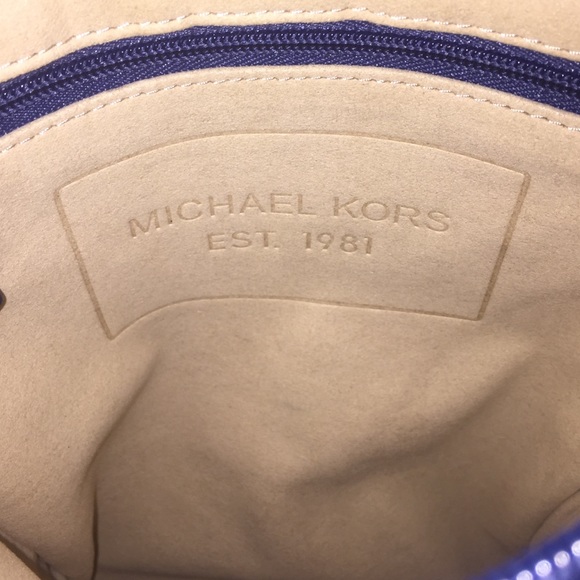 Michael Kors Signature Cross Body Bag - Picture 2 of 3