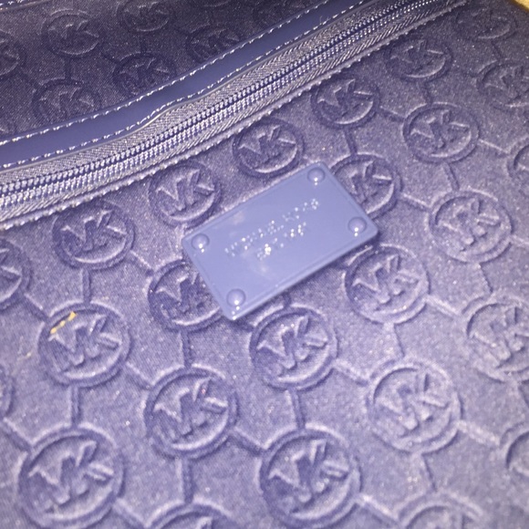 Michael Kors Signature Cross Body Bag - Picture 3 of 3