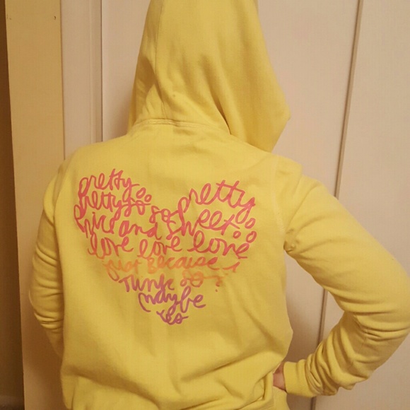 On sale!! Super cute PINK brand zip up hoodie!