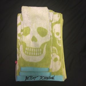 Betsey Johnson towel set *** S O L D***