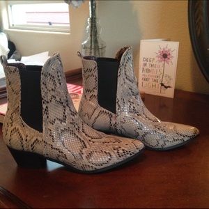 Report Signature Snakeskin Iggby Boot🐍