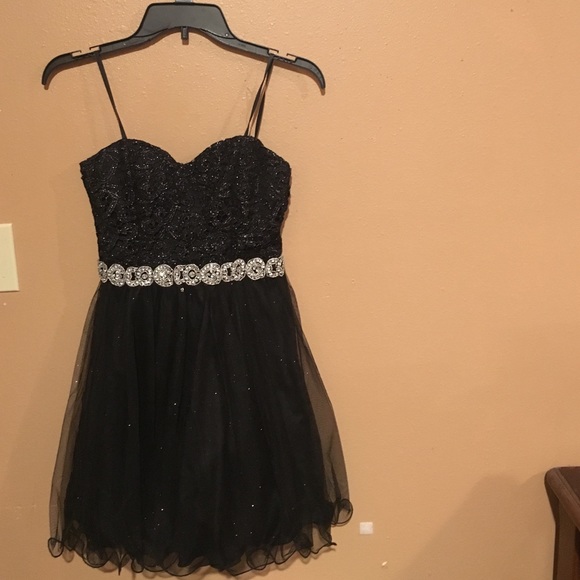 Back homecoming dress - Picture 4 of 4