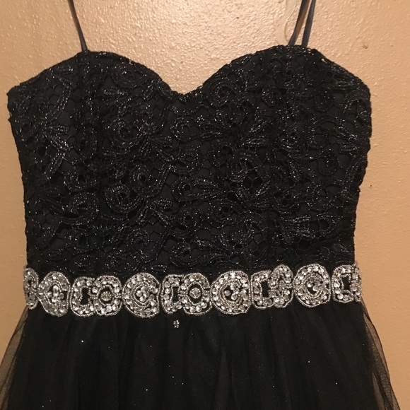 Back homecoming dress - Picture 3 of 4