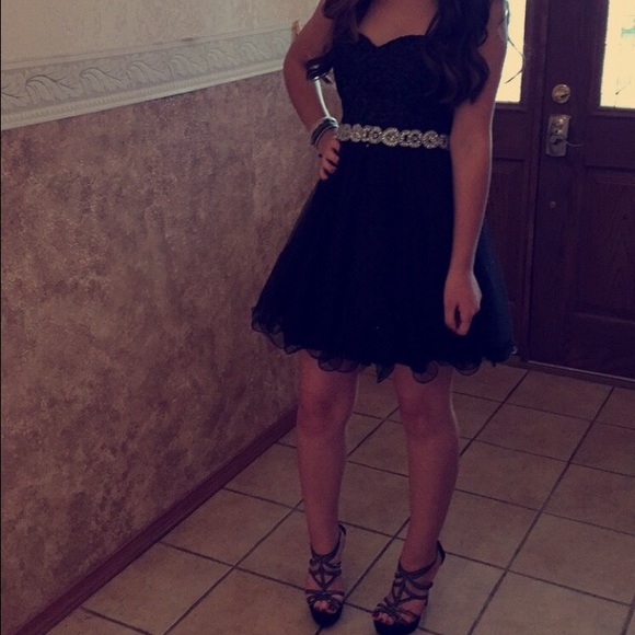 Back homecoming dress - Picture 2 of 4