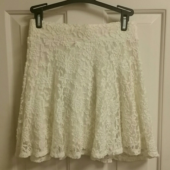 Like New 🌺 Hollister Embroidered Lace Small Skirt w/a Built in Slip..Beautiful - Picture 3 of 10
