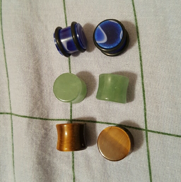 3 pairs of 7/16" plugs: tiger eye, green stone
