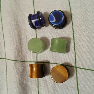3 pairs of 7/16" plugs: tiger eye, green stone