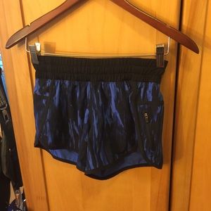 Lululemon Never Worm NWOT Sz 4 Tracker Shorts