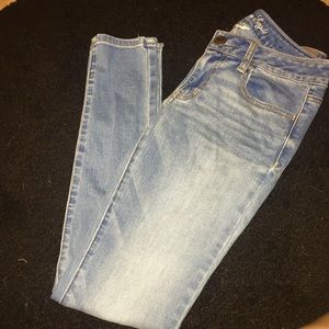 American Eagle Light Wash Skinny Jeans/ Jegging