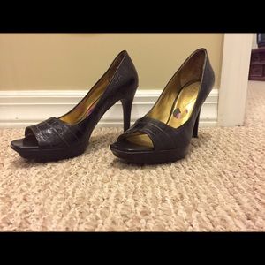 Guess open toe pump in brown scale-print