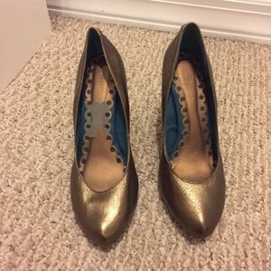 Seychelles - closed toe sparkle heeled bronze shoe