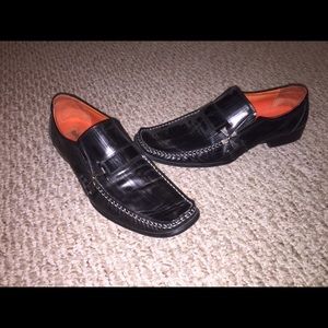 Men's casual/dress shoe in black with metal accent