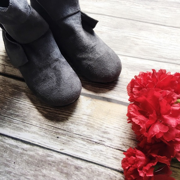 NFS 🚫 Rampage Gray Suede Bow Booties 6.5 - Picture 3 of 3