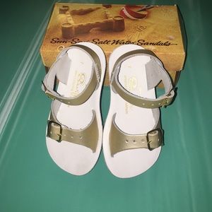 Gold saltwater sandals toddler girls size 7! 💕