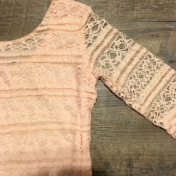 Lace dress - Picture 1 of 3