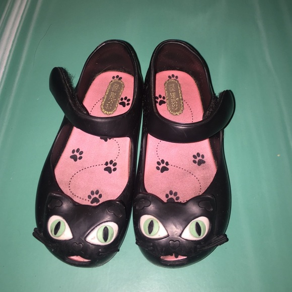 Mini Melissa black kitty shows size 8