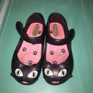 Mini Melissa black kitty shows size 8