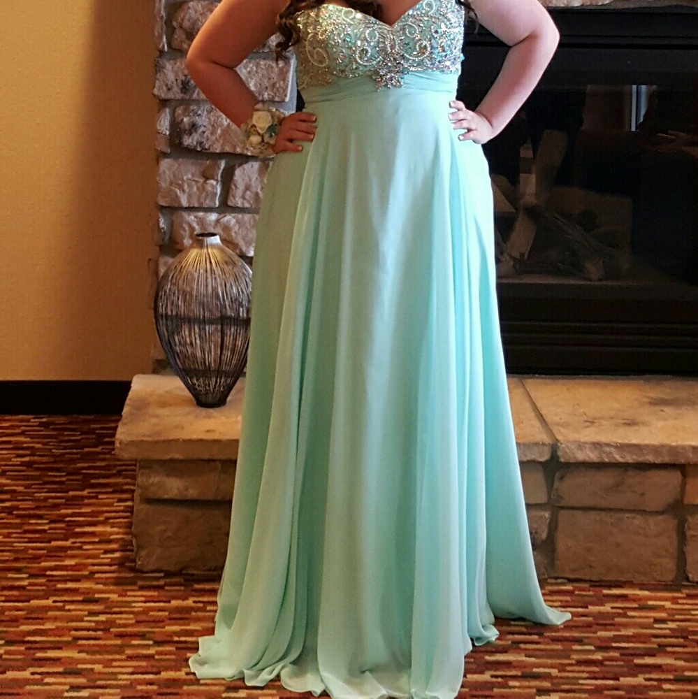 Alyce paris elaborately designed prom dress
