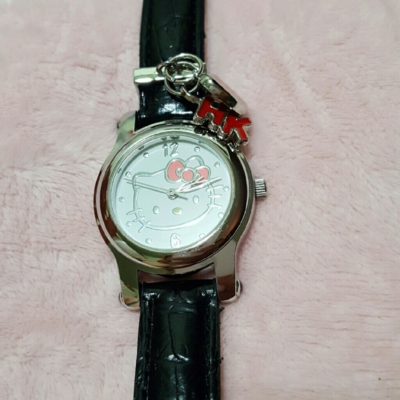 Reloj of kitty llelow almos new (1 HOUR SALE ONLY