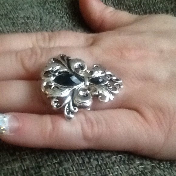 Silvertone fleus-de-lis with jet black accent ring - Picture 2 of 4