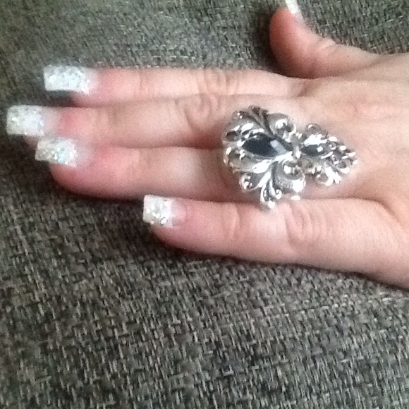 Silvertone fleus-de-lis with jet black accent ring - Picture 4 of 4