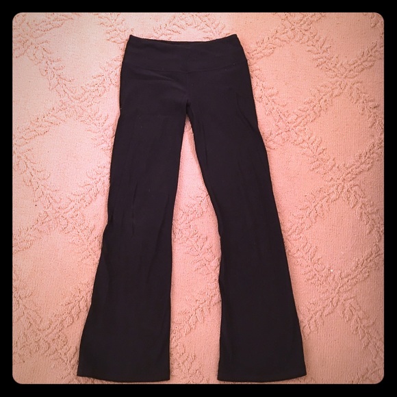 Black Lululemon groove pant