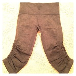 Lululemon olive green cropped legging