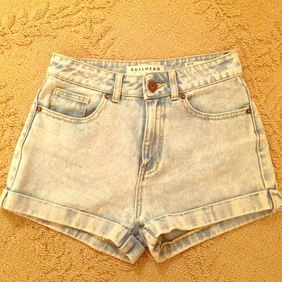 Bullhead Denim light wash "Mom Short"