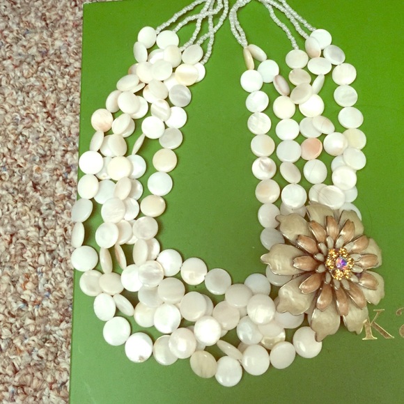 Mother of pearl like flower detail necklace