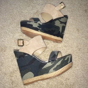 Betsey Johnson Tan/Camo Wedges