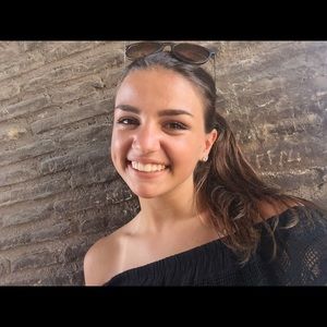 Meet your Posher, Daniella