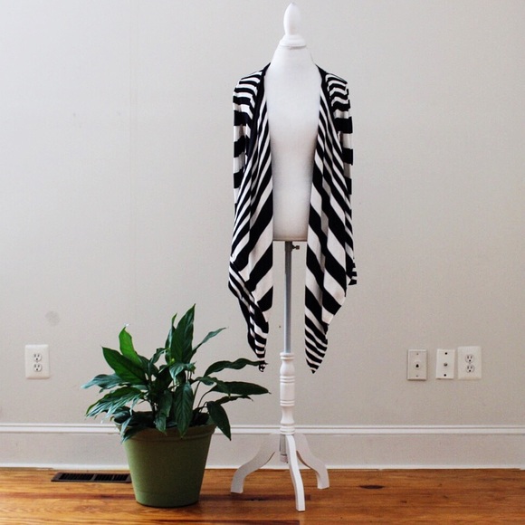 Black and white cardigan - Picture 1 of 2