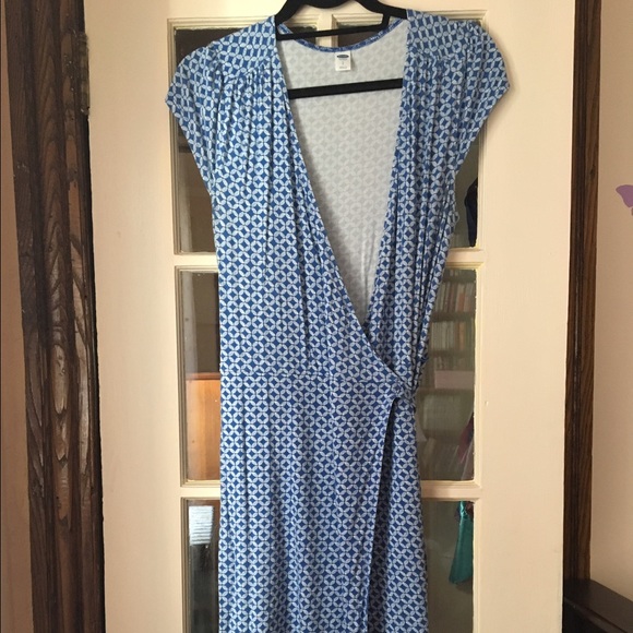 Old Navy blue and white print wrap dress