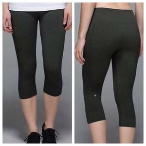Lululemon Seamlessly Street Crop - Sz 6 - Green