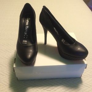 Black Pumps
