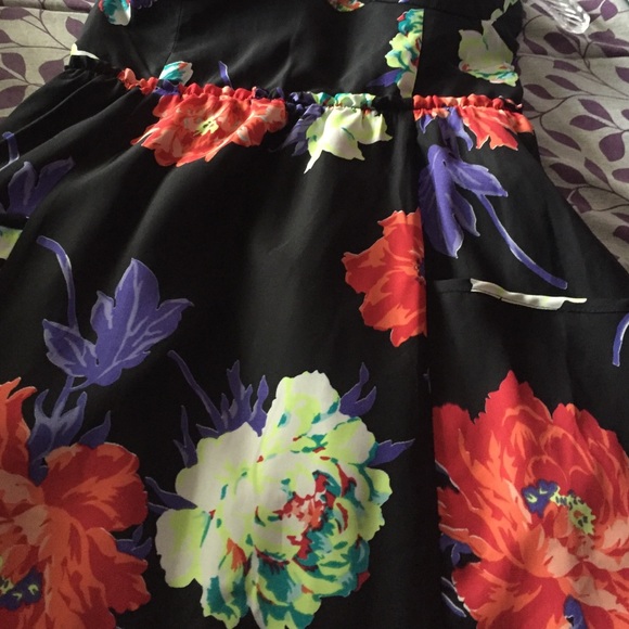 Cute AE dress! - Picture 3 of 3